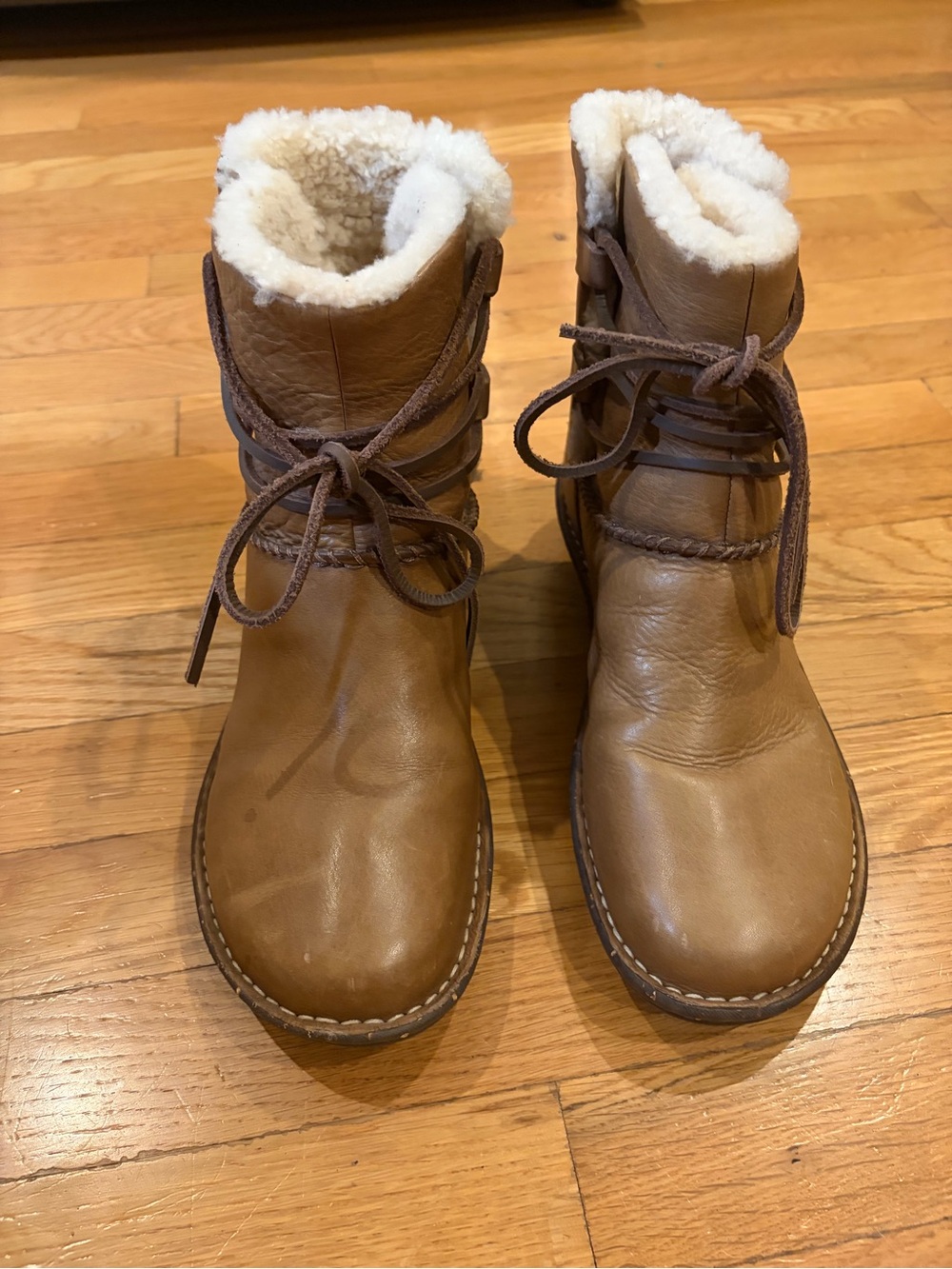 Women's Ugg Caspia Tan Faux-Shearling Lace-Up Winter Boots size 9